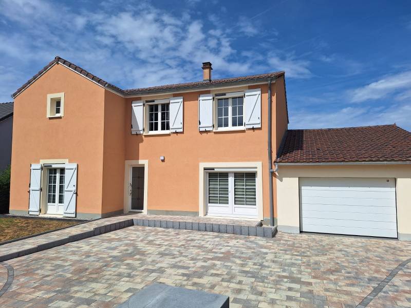 Maison familiale avec garage, jardin et piscine à vendre à Solgne