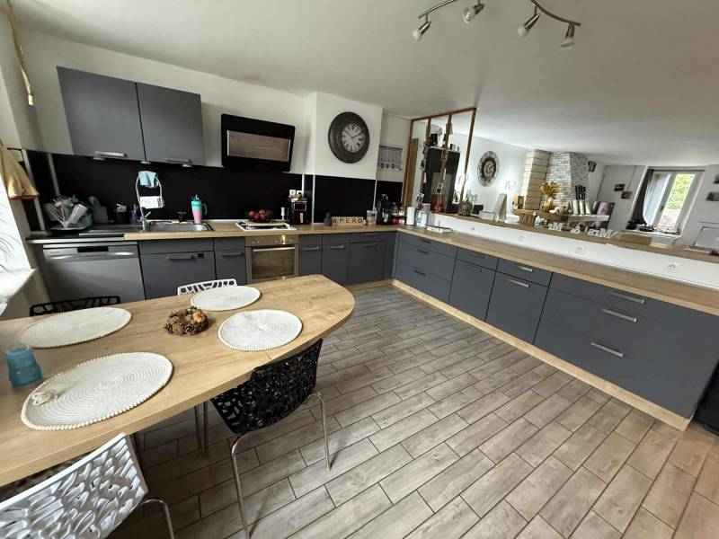 Grande maison de village 296,89m² avec terrain à vendre – Château-Salins (57)